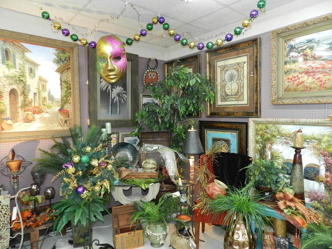 Tate's Home Decor & Custom Framing interior